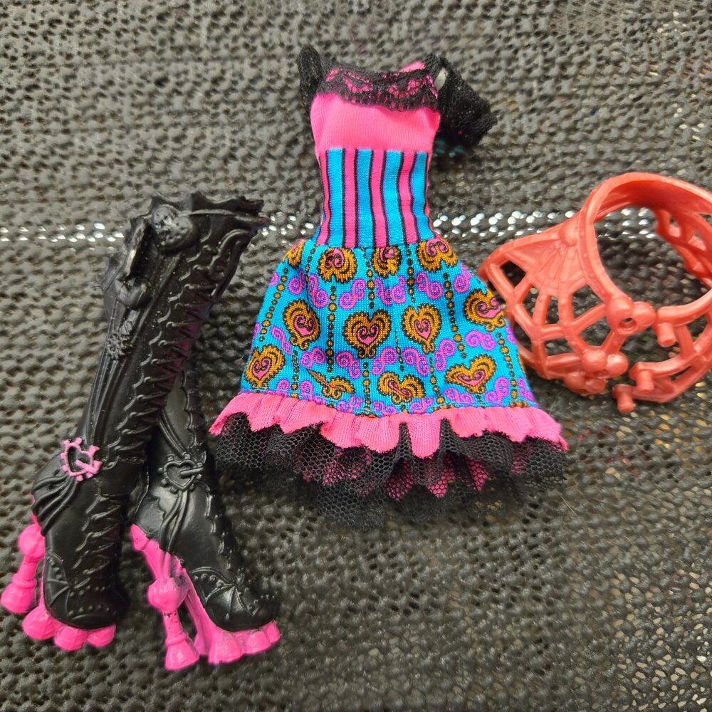 ❤ G1 Monster High Draculaura's outfit